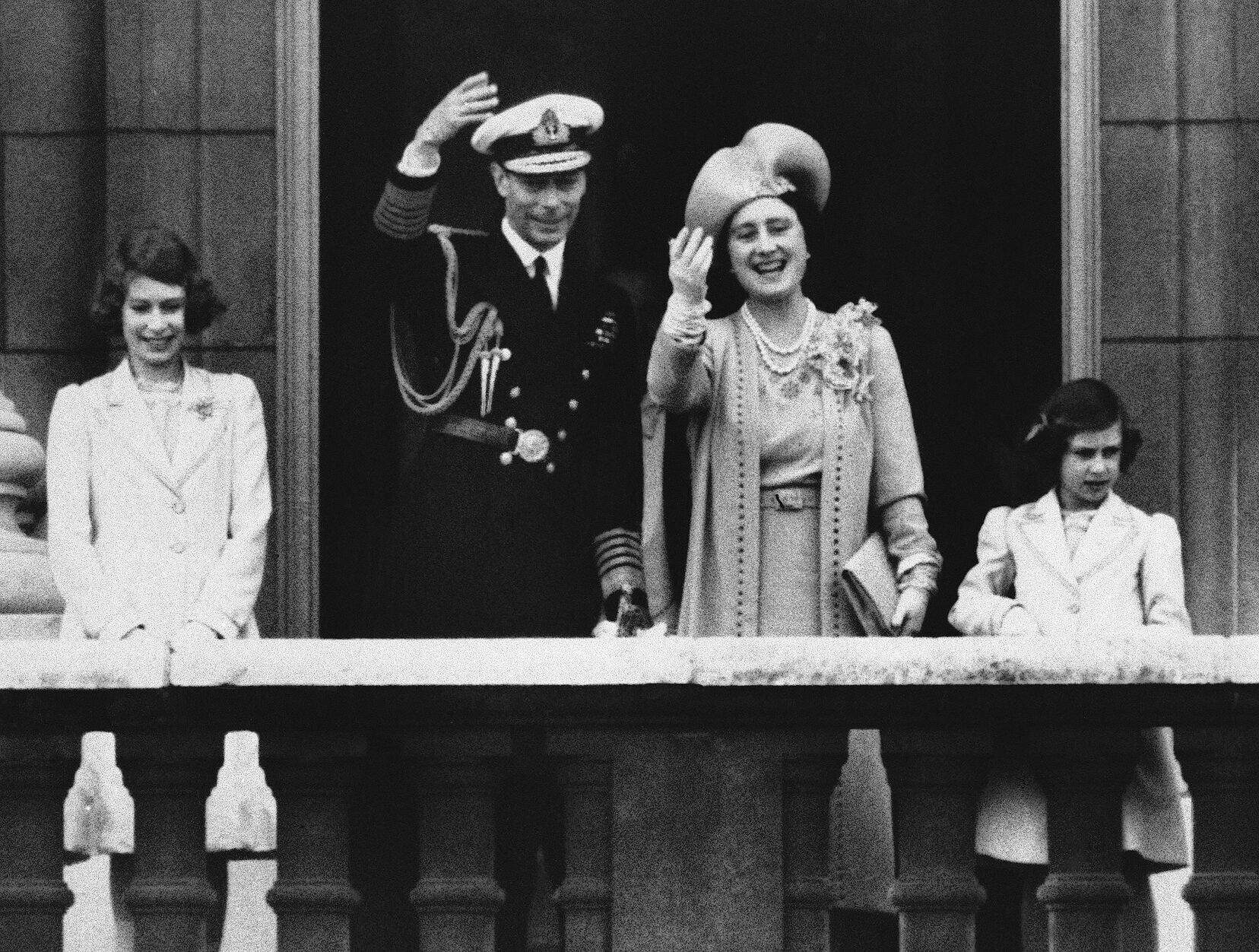 HER CHILDHOOD - Britain-Queen's Style